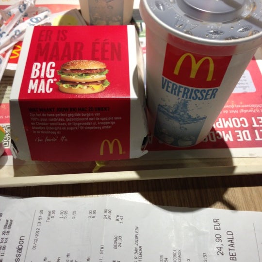 รูปภาพถ่ายที่ McDonald&#39;s โดย Kit K. เมื่อ 12/1/2012