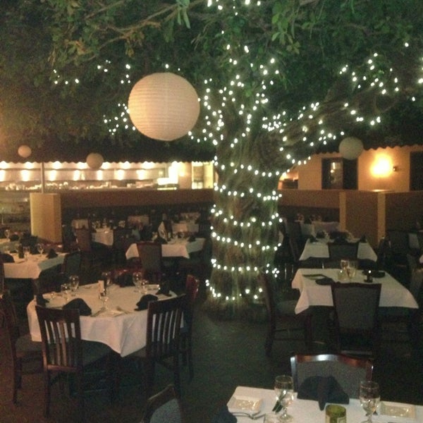 Foto tirada no(a) Firefly Restaurant &amp; Lounge por Greg P. em 2/25/2013
