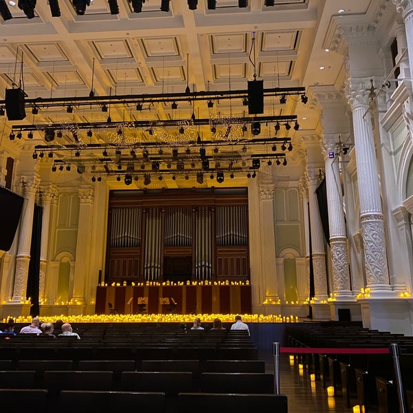 Foto tomada en Victoria Concert Hall - Home of the SSO  por Niteesh M. el 4/22/2021