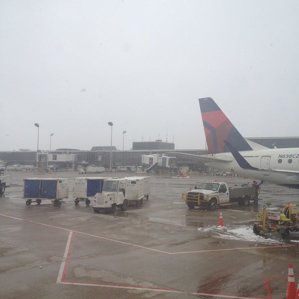4/19/2013 tarihinde Melvin J.ziyaretçi tarafından Minneapolis–Saint Paul International Airport (MSP)'de çekilen fotoğraf