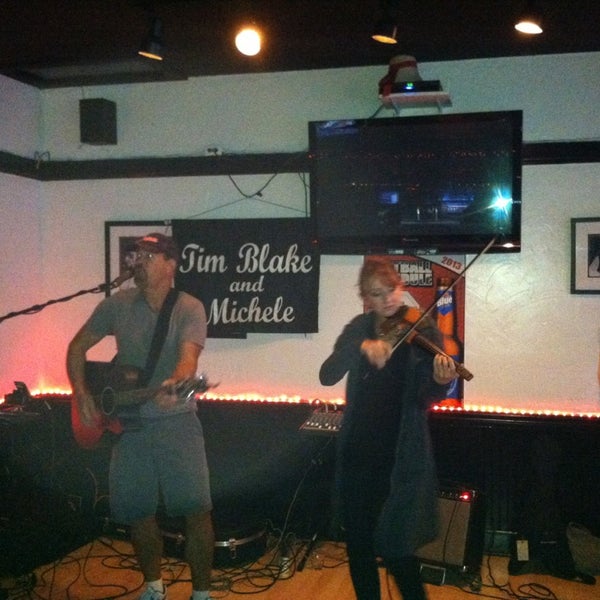 รูปภาพถ่ายที่ Rosie&#39;s Bar &amp; Grill โดย Susan M. เมื่อ 9/28/2013