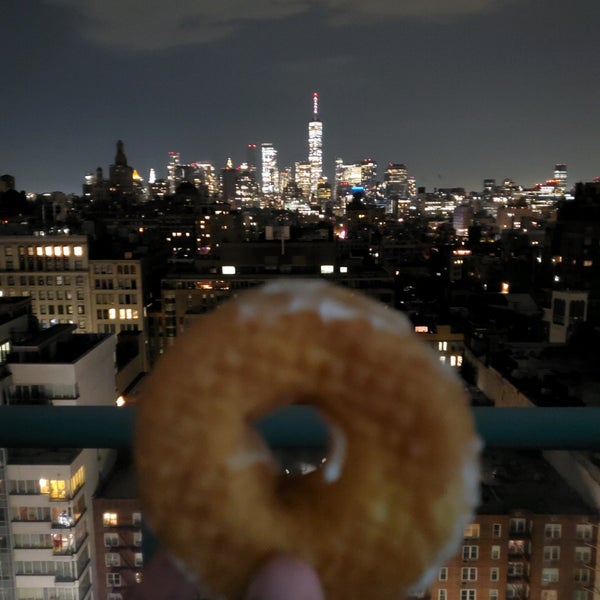Foto tirada no(a) The Donut Pub por Mika J. em 5/22/2021