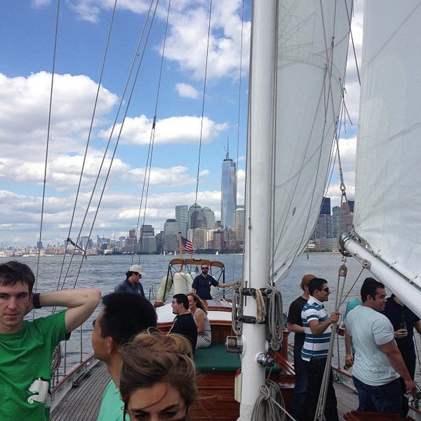 รูปภาพถ่ายที่ Shearwater Classic Schooner โดย Kate C. เมื่อ 7/30/2013