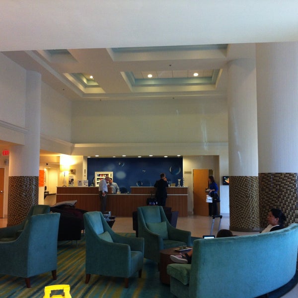 Foto diambil di SpringHill Suites Miami Airport South oleh Joshua G. pada 4/24/2013