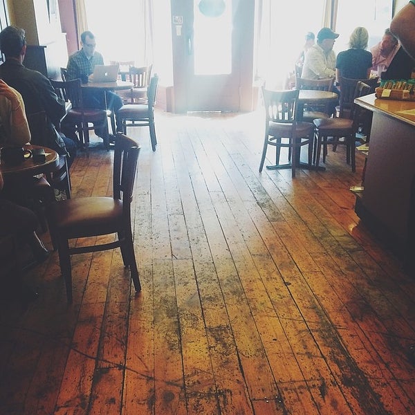 5/25/2014 tarihinde Dustin H.ziyaretçi tarafından Jitterz Coffee &amp; Cafe'de çekilen fotoğraf
