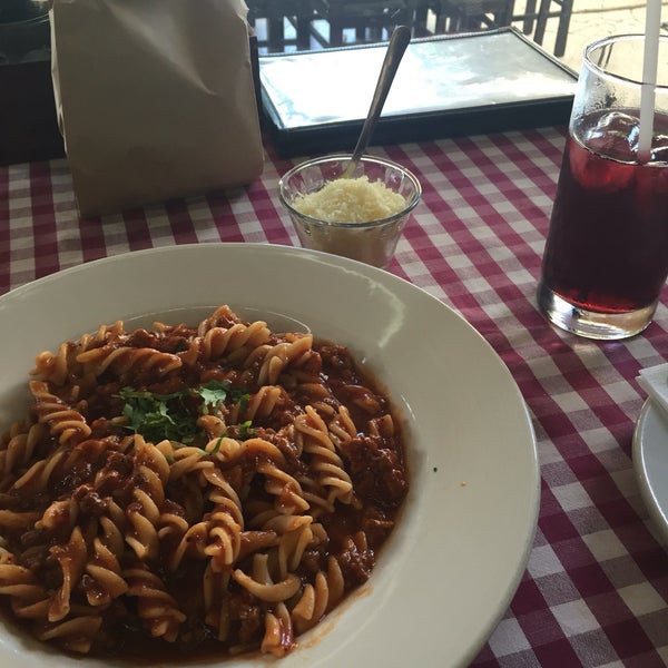 Foto diambil di Trattoria La Pasta oleh AleXXXandre A. pada 6/3/2016