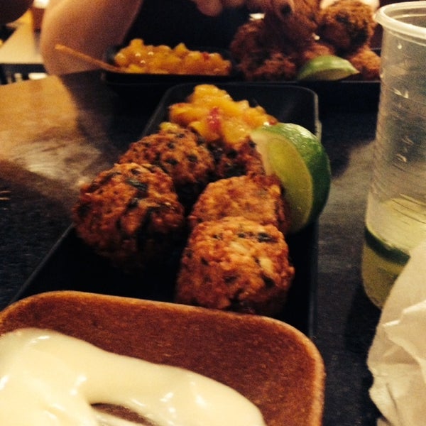 10/16/2013에 Aline M.님이 Mamut Kebab &amp; Shawarma에서 찍은 사진