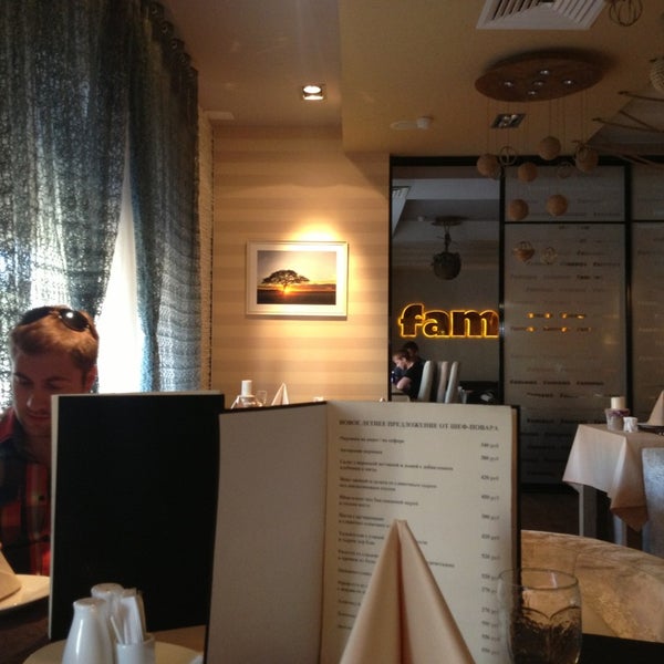 6/14/2013 tarihinde Azamataka S.ziyaretçi tarafından Ресторан Famous'de çekilen fotoğraf