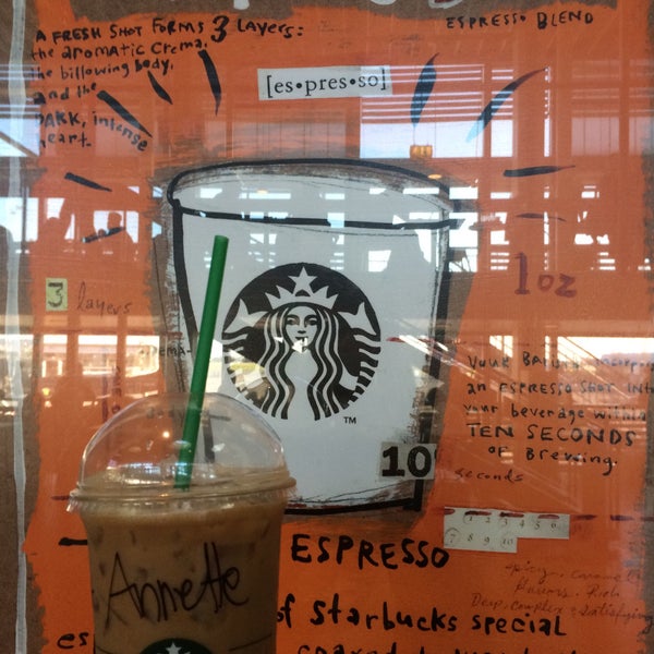 Foto tirada no(a) Starbucks por nettan em 9/16/2016
