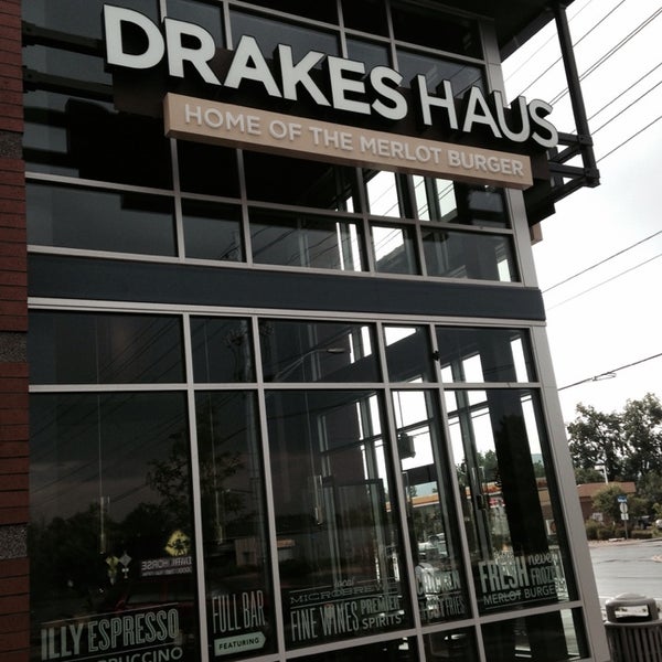 รูปภาพถ่ายที่ Drakes Haus โดย Martin M. เมื่อ 7/20/2014