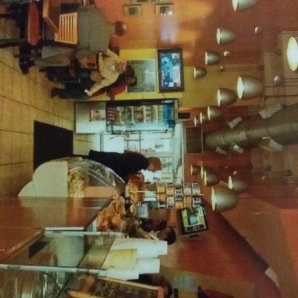 Foto diambil di Americas Burgers &amp; Wraps oleh Tinkerella66 T. pada 12/1/2014