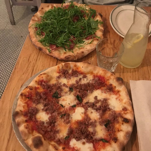 Foto tirada no(a) Pizzeria Delfina por Sara M. em 6/24/2018