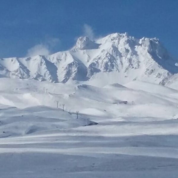 รูปภาพถ่ายที่ Erciyes Arlberg Sport โดย Asli C. เมื่อ 12/25/2016