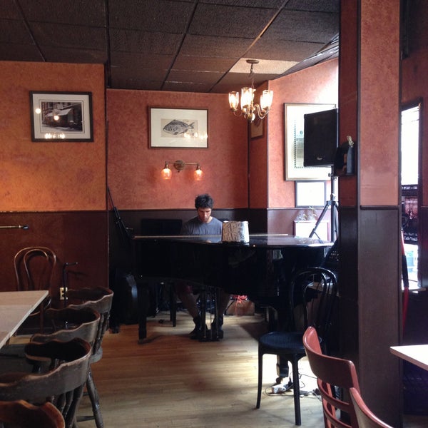 Foto diambil di Caffe Vivaldi oleh Peter Z. pada 4/13/2013