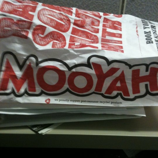 Foto tomada en MOOYAH Burgers, Fries &amp; Shakes  por Ms.WooMe ❤. el 11/15/2012