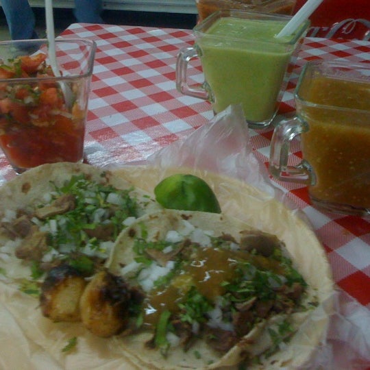 Foto scattata a Tacos, tacos y más tacos da Octavio S. il 4/1/2014