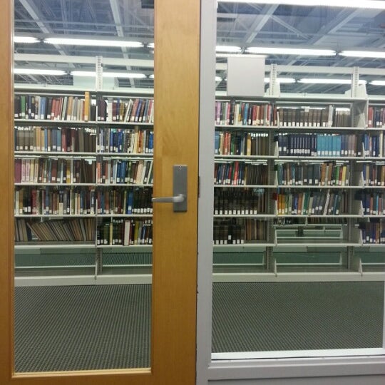 Foto diambil di Brandel Library - North Park University oleh Lizelle M. pada 11/30/2012