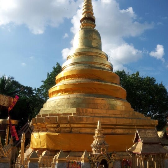Photo taken at Wat Phra That Sadet by Lovaibu P. on 11/17/2012