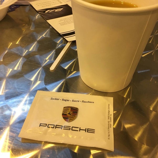 รูปภาพถ่ายที่ Porsche Import โดย Arnaud B. เมื่อ 11/19/2015