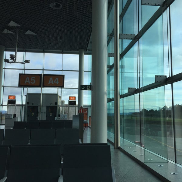 Das Foto wurde bei Aeropuerto de Santiago de Compostela von Coco am 1/22/2020 aufgenommen