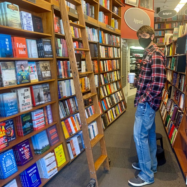 Foto diambil di Harvard Book Store oleh Morgan I. pada 10/21/2021