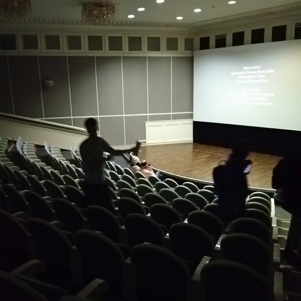 Foto tirada no(a) Angleterre Cinema Lounge por Juliet S. em 10/16/2019