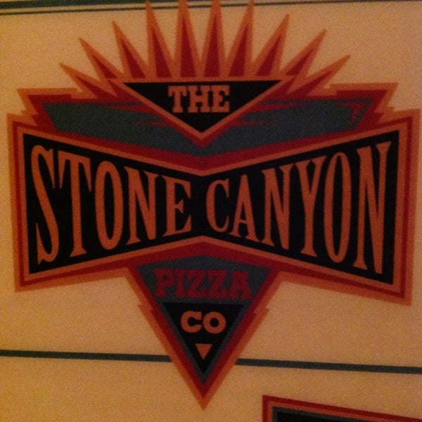Photo prise au Stone Canyon Pizza - Parkville par Joe D. le1/17/2013