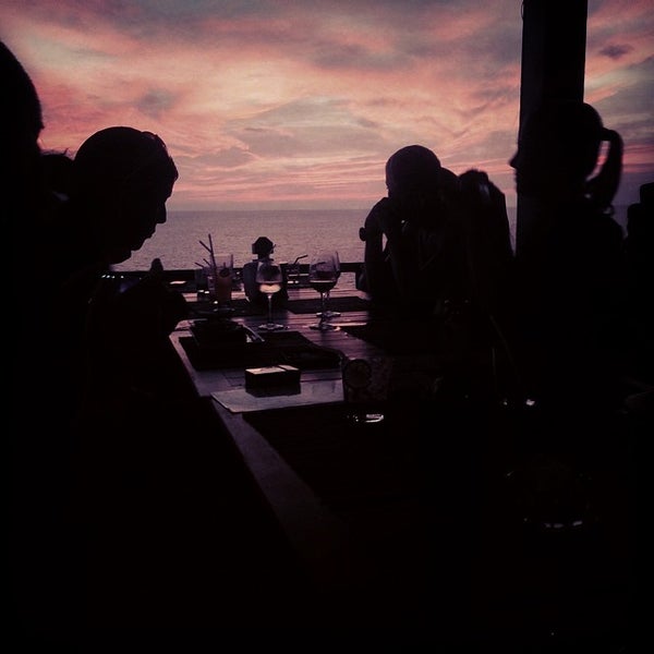 Foto scattata a NOON Sunset Viewpoint Restaurant da SCUBAFISH K. il 4/27/2014