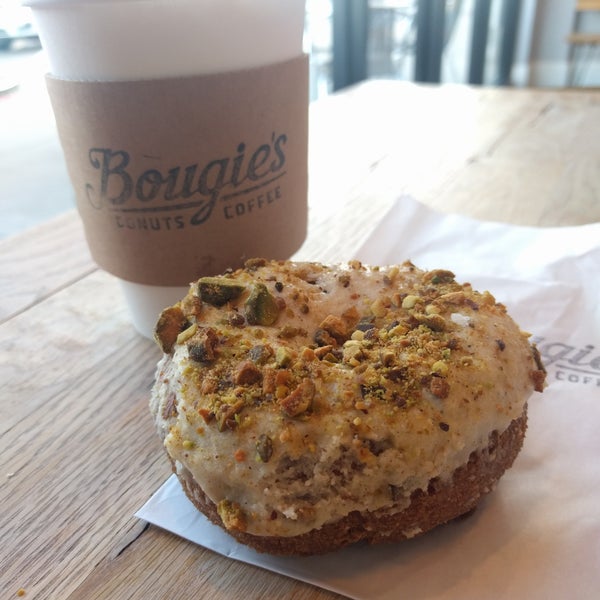 Снимок сделан в Bougie&#39;s Donuts &amp; Coffee пользователем Gloria W. 11/23/2018