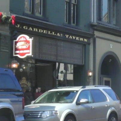12/14/2012にJemco L.がJ Gardellas Tavernで撮った写真