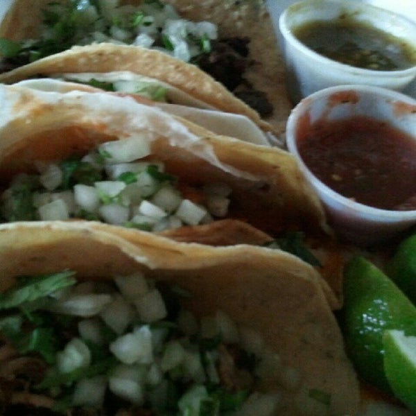 รูปภาพถ่ายที่ Tacos Y Mas โดย Josh A. เมื่อ 9/30/2012