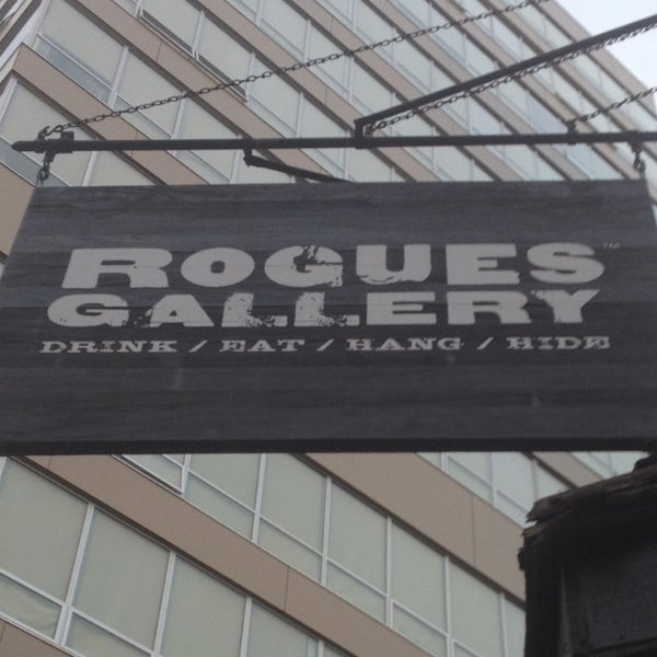 Das Foto wurde bei Rogues Gallery Bar von Warren A. am 11/4/2014 aufgenommen