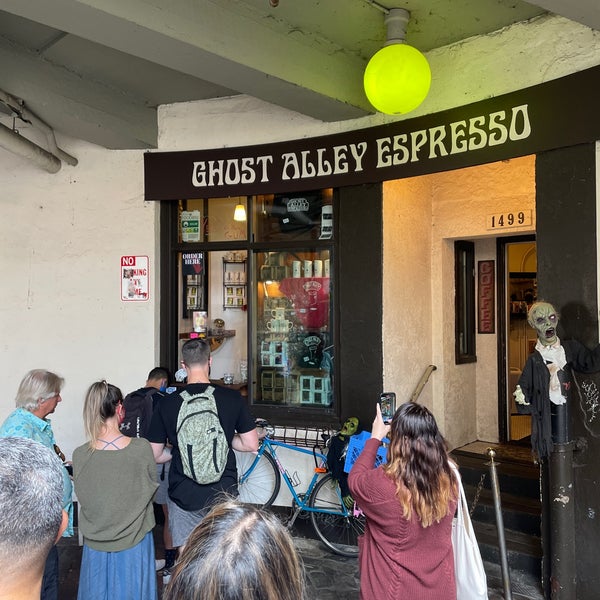 Foto diambil di Ghost Alley Espresso oleh Vitamin Yi pada 9/3/2021