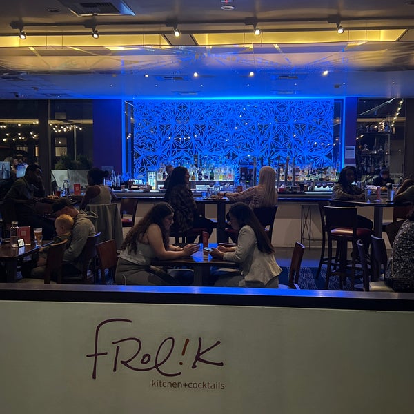 Photo prise au Frolik Kitchen + Cocktails par Vitamin Yi le8/20/2022