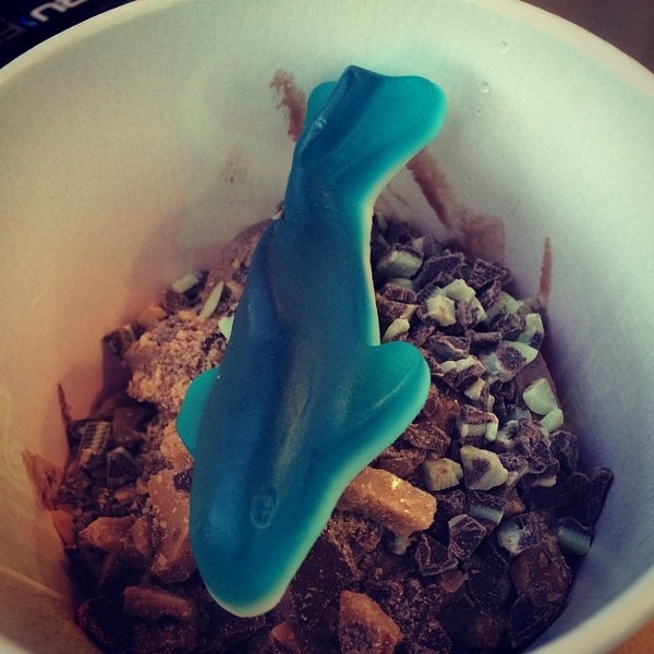 รูปภาพถ่ายที่ Menchie&#39;s Frozen Yogurt โดย Vitamin Yi เมื่อ 8/6/2014