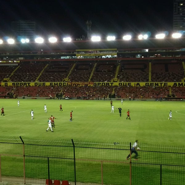 2/16/2017 tarihinde Ediane V.ziyaretçi tarafından Estádio Adelmar da Costa Carvalho (Ilha do Retiro)'de çekilen fotoğraf