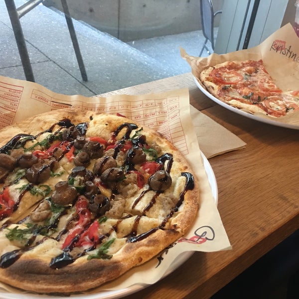 2/26/2018 tarihinde Ginger C.ziyaretçi tarafından Mod Pizza'de çekilen fotoğraf