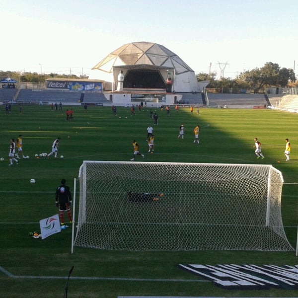 รูปภาพถ่ายที่ Estadio Altamira โดย Francisco B. เมื่อ 3/2/2013