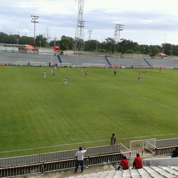 รูปภาพถ่ายที่ Estadio Altamira โดย Francisco B. เมื่อ 11/10/2013