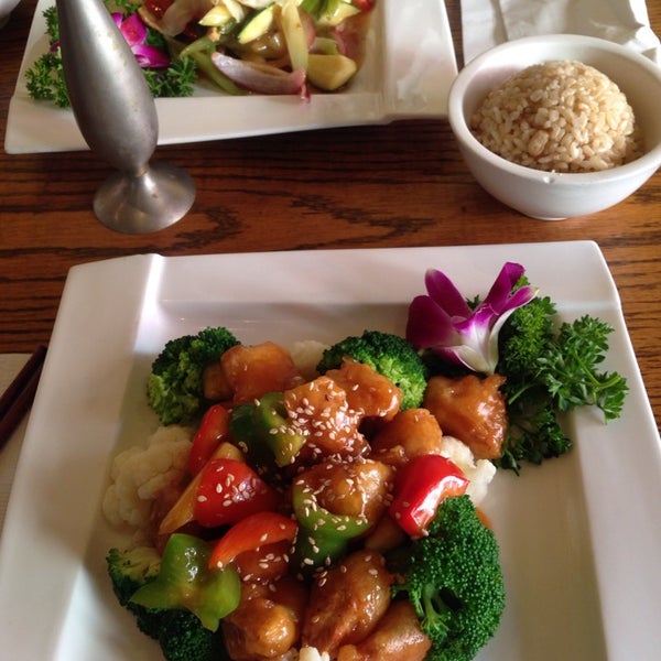 5/31/2014 tarihinde *Bitch Cakes*ziyaretçi tarafından Wild Ginger Pan-Asian Vegan Cafe'de çekilen fotoğraf