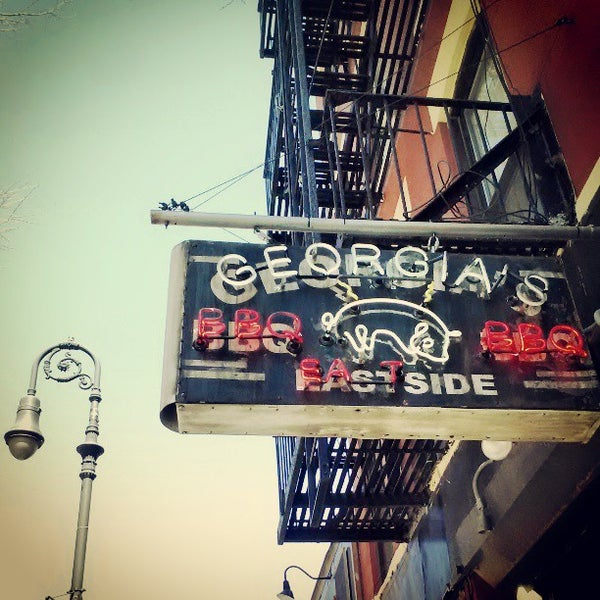 Foto tirada no(a) Georgia&#39;s Eastside BBQ por *Bitch Cakes* em 4/6/2013