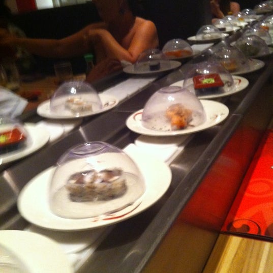 Foto tirada no(a) Keemo, Sushi em Movimento por Juliana M. em 12/27/2012