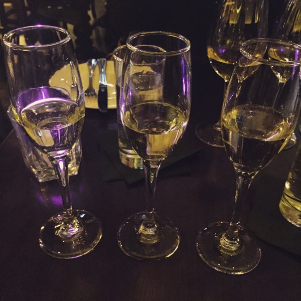 Foto tirada no(a) Enolo Wine Cafe por Courtney C. em 1/11/2015