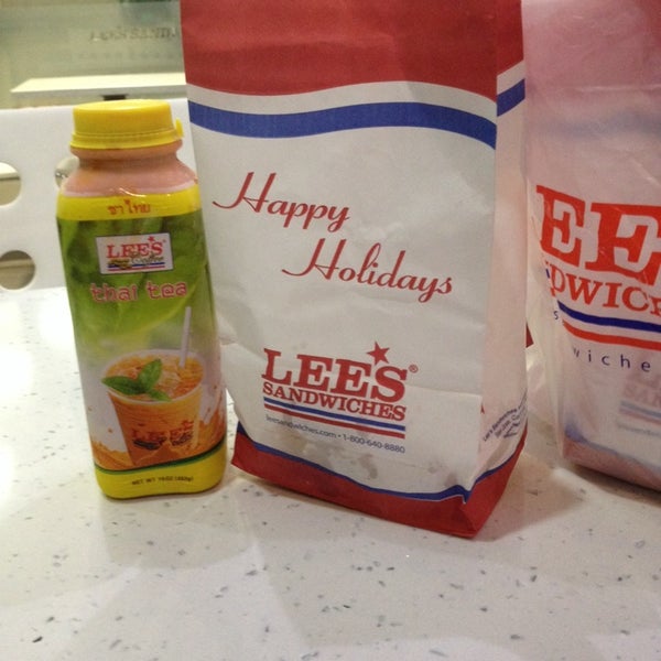 Foto tirada no(a) Lee&#39;s Sandwiches por Julius em 11/11/2013