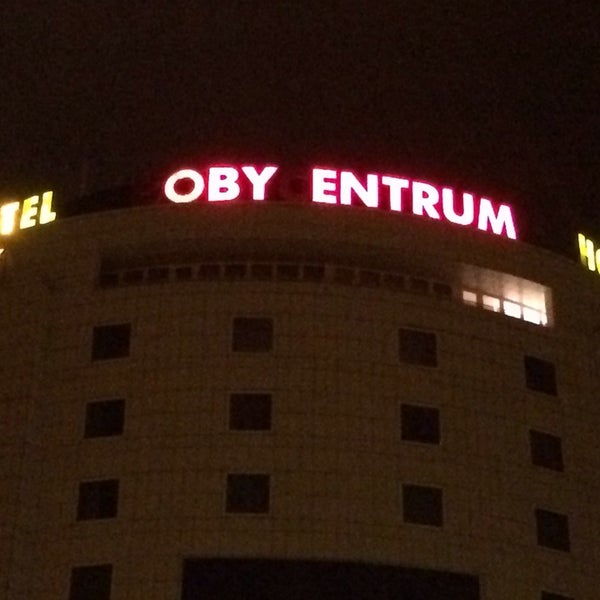 Poslední dobou se o hotel moc nestarají a tak na střeše svítí jen část nápisu - OBY ENTRUM. Na čtyřhvězdu docela kuriozní stav :))