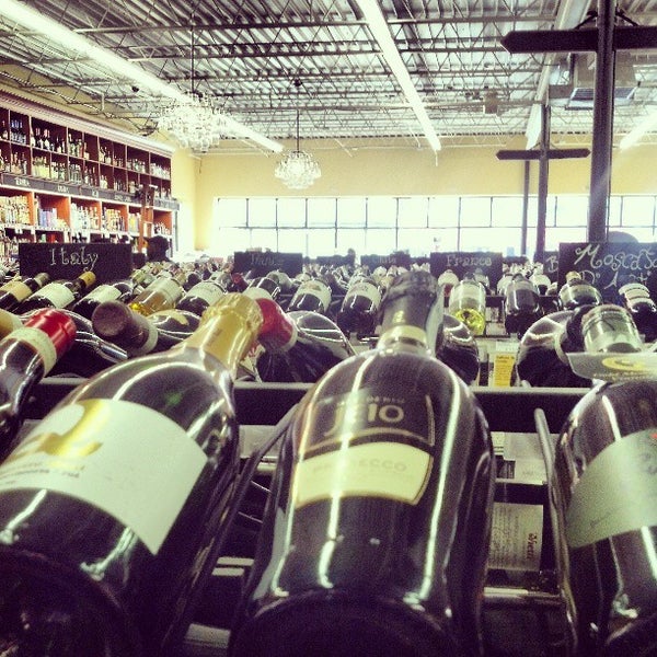 Foto tirada no(a) Lake Wine &amp; Spirits por Chuck P. em 3/14/2013