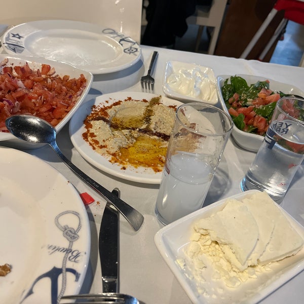 Das Foto wurde bei Sahil Restaurant von Zafer Öztoprak I. am 12/10/2022 aufgenommen