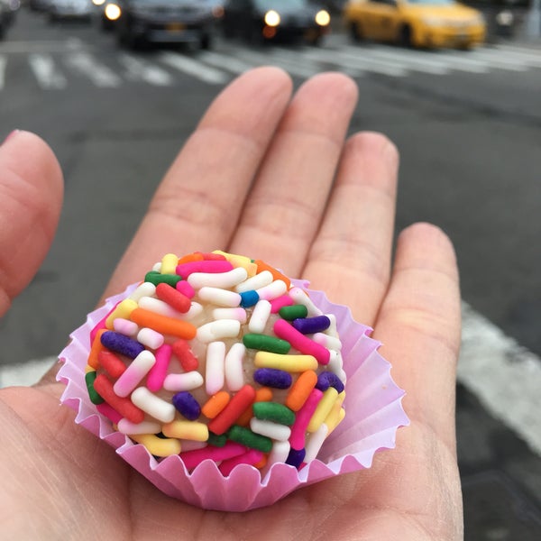 Das Foto wurde bei Brigadeiro Bakery von Helen L. am 2/24/2018 aufgenommen