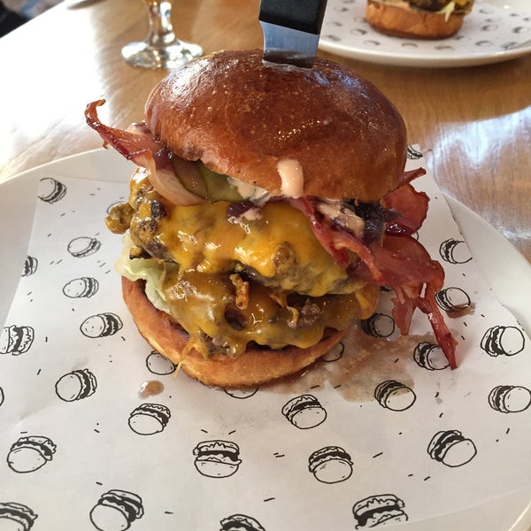 Foto diambil di Boom! Burgers oleh Dinko Z. pada 6/16/2015