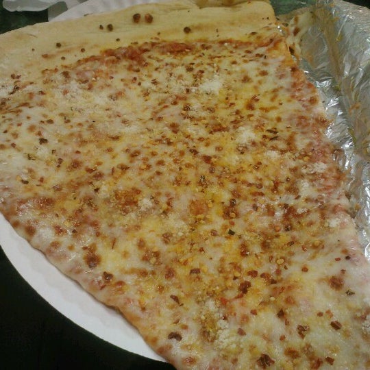 Das Foto wurde bei Jumbo Slice Pizza von almendra c. am 12/16/2012 aufgenommen